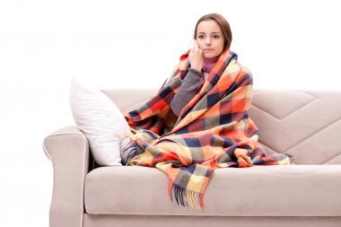 Ekonomi sınıfında soğuktan acı çeken bir genç.