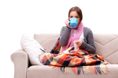 Ekonomi sınıfında soğuktan acı çeken bir genç.