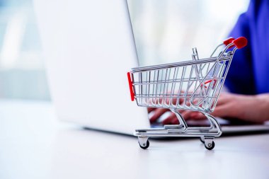 İş kadını internetten plastik kredi kartı kullanıyor.