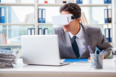 Sanal gerçeklik gözlüklü iş adamı ofisinde