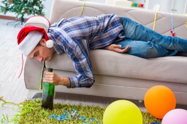 Adam noel partisinden sonra akşamdan kalma.