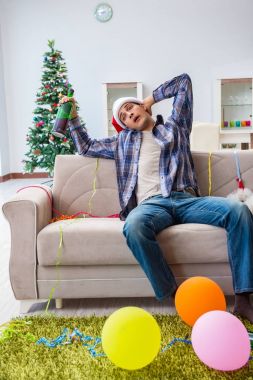 Adam noel partisinden sonra akşamdan kalma.