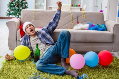 Adam noel partisinden sonra akşamdan kalma.