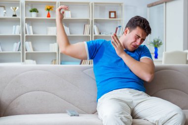 Adamın evde aşırı derecede terlemesi ve kötü kokması.