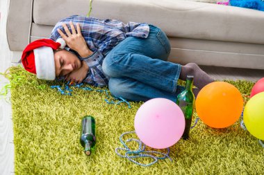 Adam noel partisinden sonra akşamdan kalma.