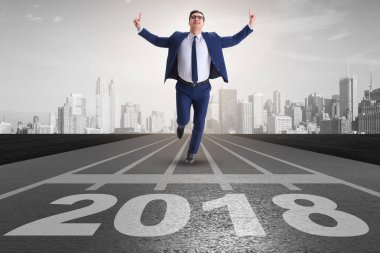 Yeni yıl 2018 doğru çalışan iş adamı