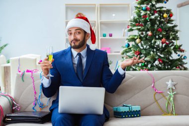 Noel 'de evde çalışan bir iş adamı.