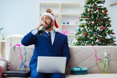 Noel 'de evde çalışan bir iş adamı.