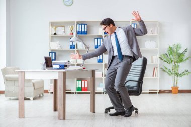 İş adamı işte ara verirken eğleniyor.