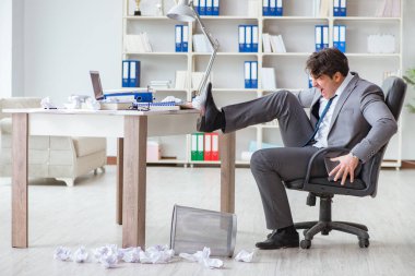 Ofiste çalışan kızgın işadamı kovuldu.