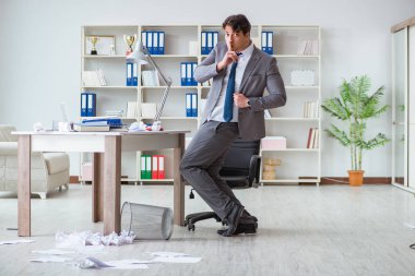 İş adamı işte ara verirken eğleniyor.