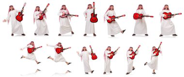 Arap adam beyaz izole gitar çalmak