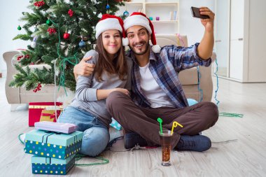 Genç çift Noel 'de selfie çekiyor.
