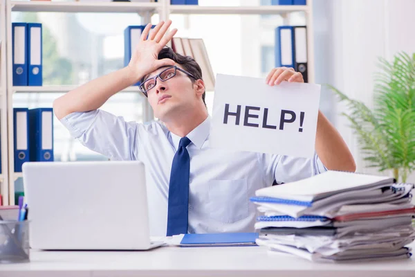 Joven hombre de negocios pidiendo ayuda en la oficina — Foto de Stock