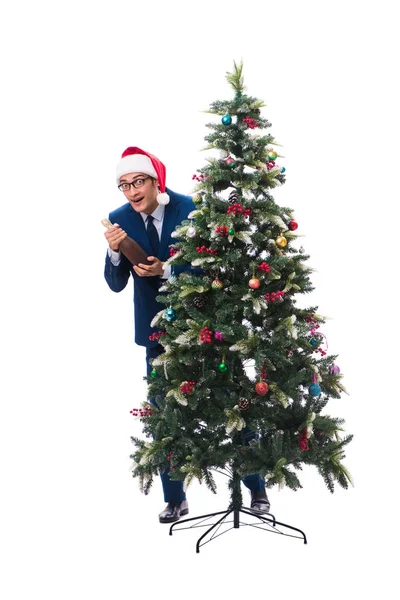 Бизнесмен, украшающий елку, изолированный на белом — стоковое фото