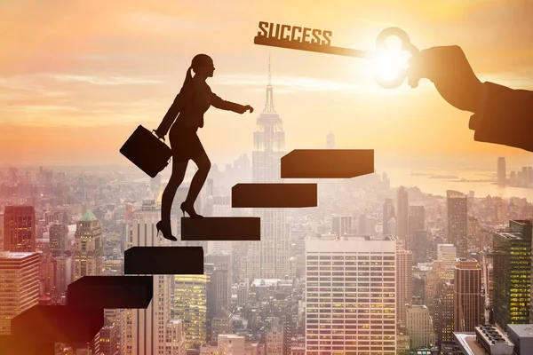 Empresária subindo a escada da carreira de sucesso — Fotografia de Stock