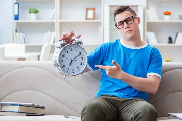 Estudiante joven preparándose para los exámenes que estudian en casa en un sofá — Foto de Stock