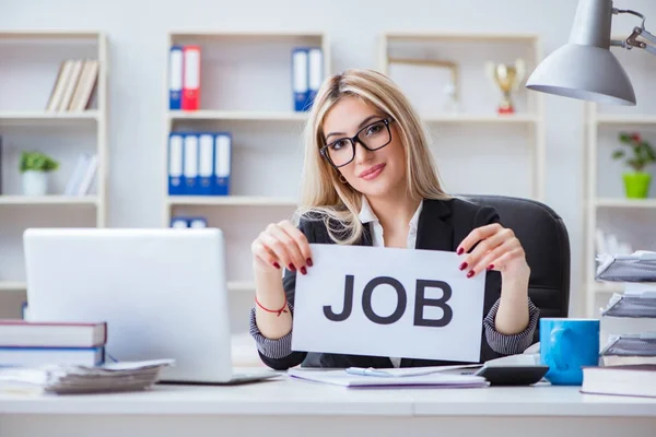 Jeune femme d'affaires avec message au bureau — Photo