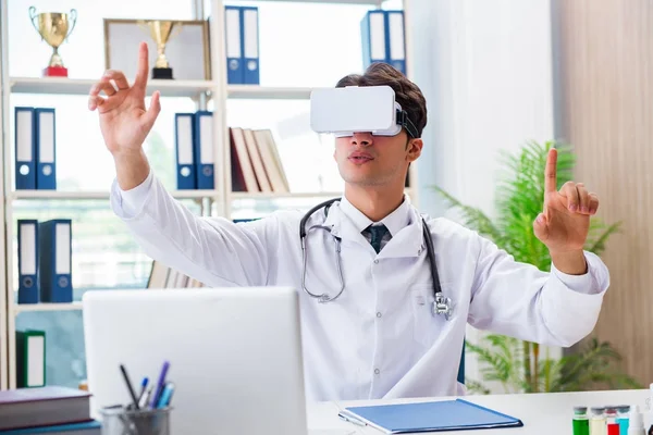 Läkare som arbetar med virtuella VR-verklighetsglasögon — Stockfoto