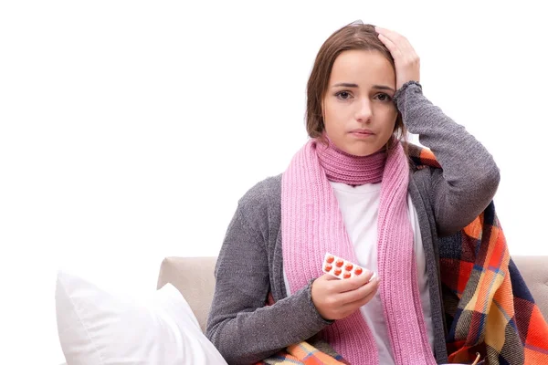 Adolescent souffrant de froid assis sur l'entraîneur — Photo