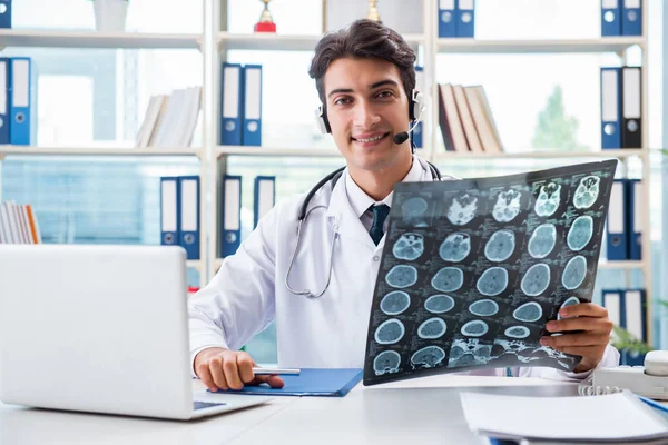 Ung manlig läkare i telehälsa koncept — Stockfoto