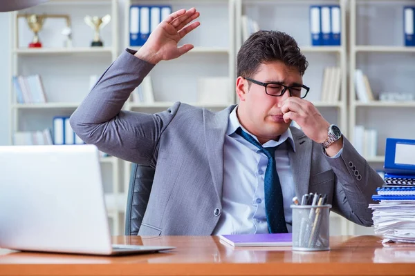 Geschäftsmann schwitzt bei Arbeit im Büro übermäßig übel — Stockfoto