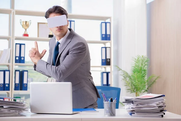 Homme d'affaires avec lunettes de réalité virtuelle VR au bureau — Photo