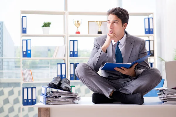 Podnikatel sedí na stole v kanceláři — Stock fotografie