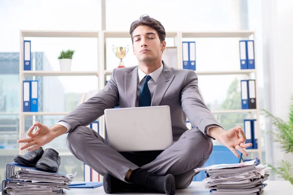 Geschäftsmann sitzt auf Schreibtisch im Büro — Stockfoto