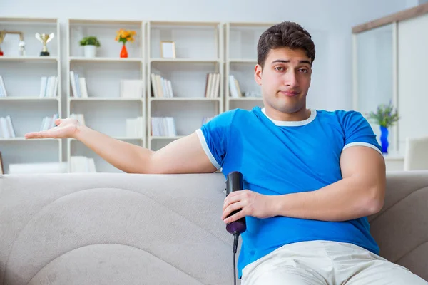 Hombre sudando excesivamente oliendo mal en casa — Foto de Stock