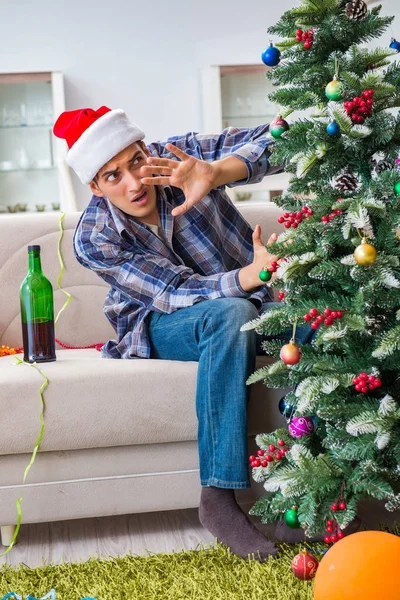 Homem de ressaca após a festa de Natal — Fotografia de Stock