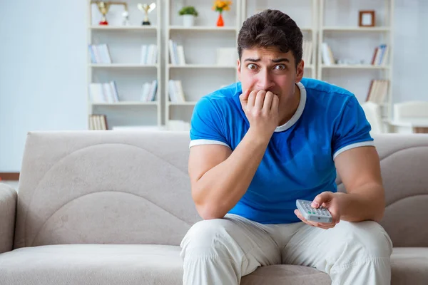 Hombre sudando excesivamente oliendo mal en casa — Foto de Stock