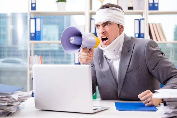 Empresario lesionado trabajando en la oficina — Foto de Stock