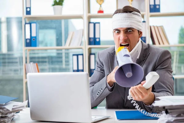 Empresario lesionado trabajando en la oficina — Foto de Stock