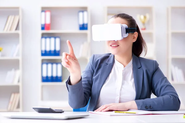 Empresária com óculos de realidade virtual no escritório — Fotografia de Stock