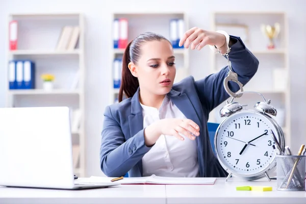 Mujer de negocios en concepto de gestión del tiempo — Foto de Stock