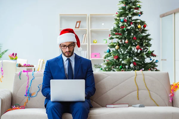 Empresario trabajando en casa durante Navidad —  Fotos de Stock