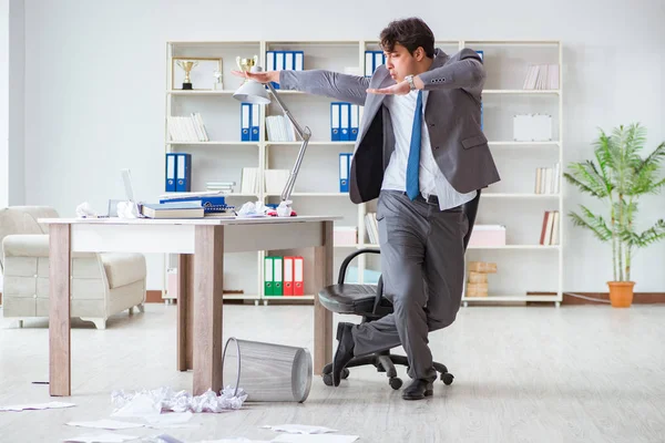 Empresario divirtiéndose tomando un descanso en la oficina en el trabajo —  Fotos de Stock