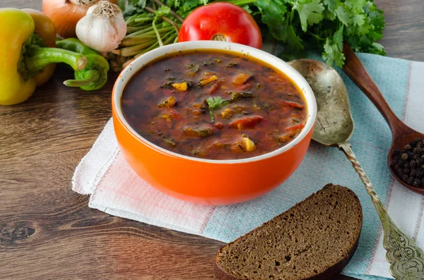 伝統的なスープのボウルテーブルの上にボルシチ — ストック写真