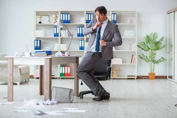 Geschäftsmann hat Spaß bei einer Pause im Büro bei der Arbeit — Stockfoto