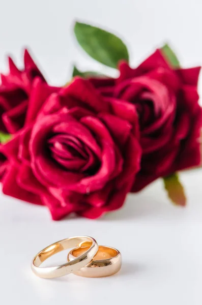 Hochzeitskonzept mit Ringen und Rosen — Stockfoto