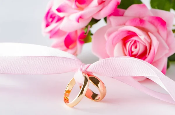 Bruiloft concept met ringen en rozen — Stockfoto