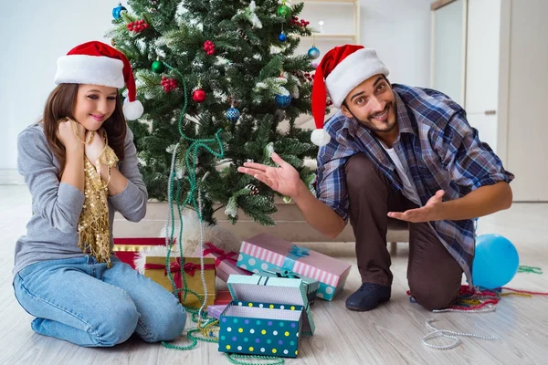 Genç kadın elbise Noel hediyesi olarak alma — Stok fotoğraf