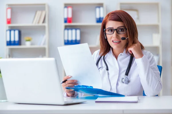 Mulher médica no conceito de telemedicina — Fotografia de Stock