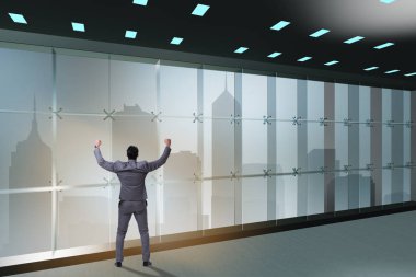 Ofis penceresinin önündeki işadamı yeni zorluklar düşünüyor