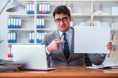 Ofisteki işadamı elinde boş bir mesaj panosu tutuyor.