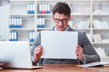 Ofisteki işadamı elinde boş bir mesaj panosu tutuyor.