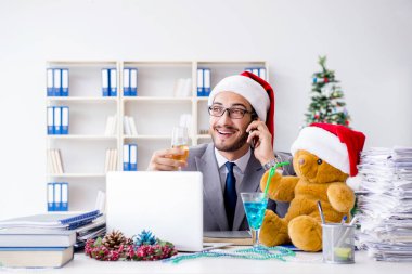 Genç işadamı Noel 'i ofiste kutluyor.