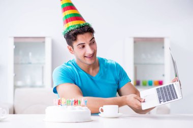 Genç adam doğum gününü evde yalnız kutluyor.
