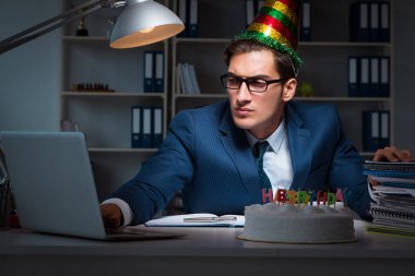 Adam ofiste doğum gününü kutluyor.